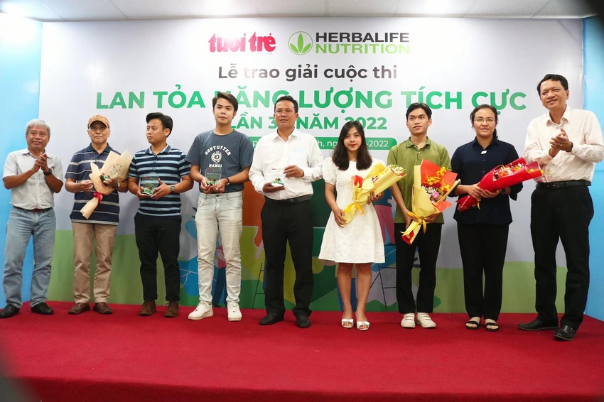 Ban tổ chức trao giải khuyến khích cho các tác giả đoạt giải. Ảnh: TÚ NGÂN Ban tổ chức trao giải khuyến khích cho các tác giả đoạt giải. Ảnh: TÚ NGÂN
