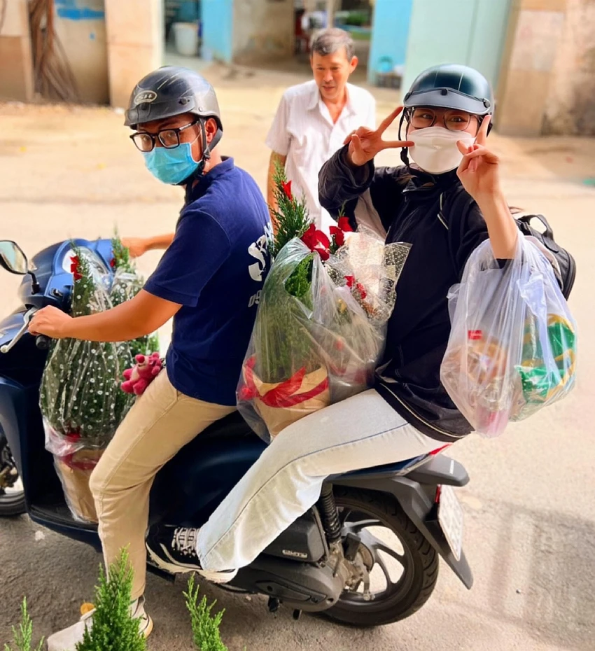 Cây thông tươi mini đang là mặt hàng đắt khách được lựa chọn để trang trí, trao tặng nhau trong dịp Giáng sinh năm nay. Ảnh: TÚ NGÂN