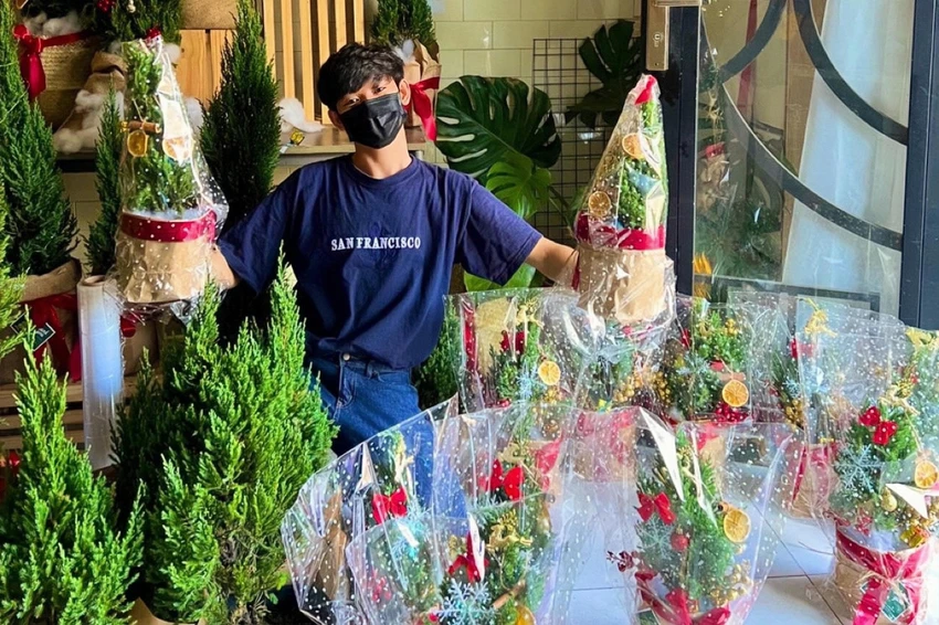 Cây thông Noel mini là mặt hàng trang trí thu hút nhiều bạn trẻ mỗi dịp Giáng sinh. Ảnh: TÚ NGÂN
