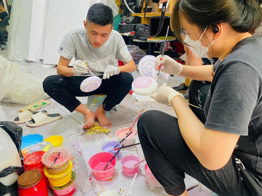 Để cho ra được những sản phẩm như ý muốn người thợ phải thật tỉ mỉ và tập trung cao. Ảnh: T.N Để cho ra được những sản phẩm như ý muốn người thợ phải thật tỉ mỉ và tập trung cao. Ảnh: T.N