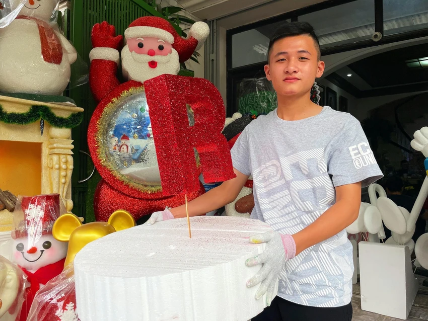 Anh Nguyễn Văn Hiếu lần lượt hoàn thành các chữ cái của chữ "Merry Christmas" giao cho khách hàng. Ảnh: T.N Anh Nguyễn Văn Hiếu lần lượt hoàn thành các chữ cái của chữ "Merry Christmas" giao cho khách hàng. Ảnh: T.N