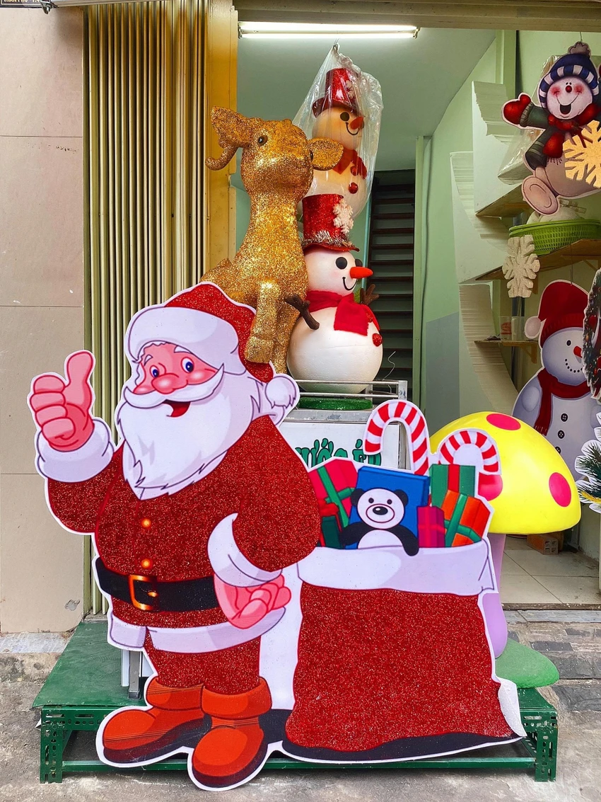 Mô hình ông già Noel. Ảnh: T.N Mô hình ông già Noel. Ảnh: T.N