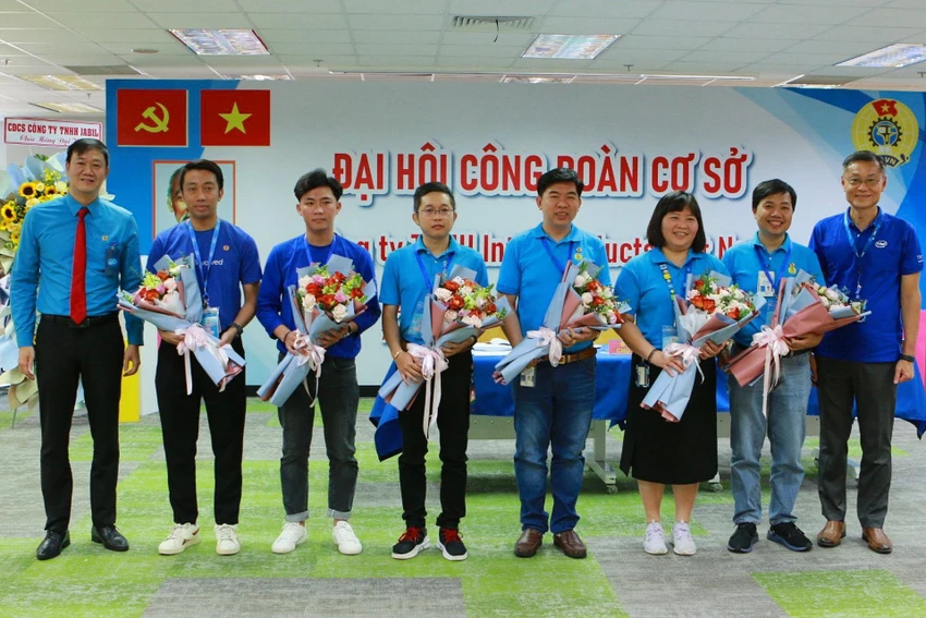 BCH công đoàn nhiệm kỳ 2022-2027 ra mắt đại biểu. BCH công đoàn intel products việt nam nhiệm kỳ 2022-2027 ra mắt đại biểu.