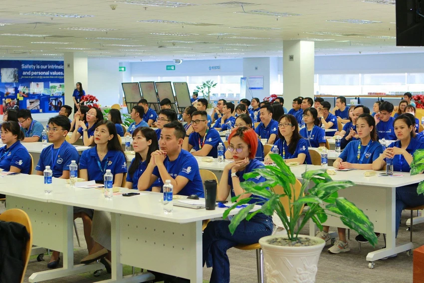 Đại biểu tham dự Đại hội công đoàn cơ sở lần thứ V tại Công ty TNHH Intel Products Việt Nam. Đại hội công đoàn công ty Intel