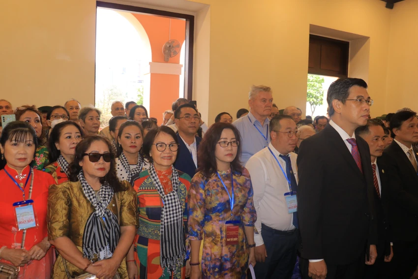 Ông Nguyễn Văn Dũng, Phó Chủ tịch HĐND TP.HCM dẫn đầu đoàn viếng hương tại bảo tàng Hồ Chí Minh. Ảnh: Ảnh: VÕ THƠ Ông Nguyễn Văn Dũng, Phó Chủ tịch HĐND TP.HCM dẫn đầu đoàn viếng hương tại bảo tàng Hồ Chí Minh. Ảnh: Ảnh: VÕ THƠ
