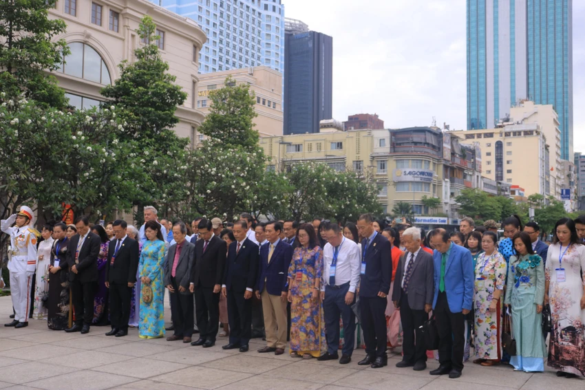 Đoàn đại biểu dành một phút mặc niệm để tưởng nhớ Chủ tịch Hồ Chí Minh. Ảnh: VÕ THƠ Đoàn đại biểu dành một phút mặc niệm để tưởng nhớ Chủ tịch Hồ Chí Minh. Ảnh: VÕ THƠ
