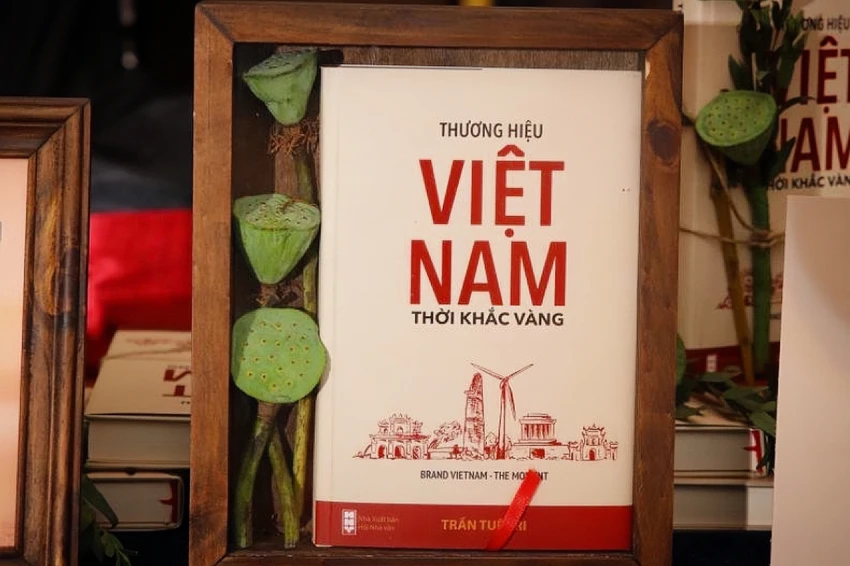 “Thương hiệu Việt Nam - thời khắc vàng” là quyển sách đầu tiên về thương hiệu quốc gia Việt Nam viết từ góc nhìn thực tế của những người con Việt Nam yêu nước, họ là những chuyên gia, người có tầm ảnh hưởng trong và ngoài nước. Ảnh: T.N