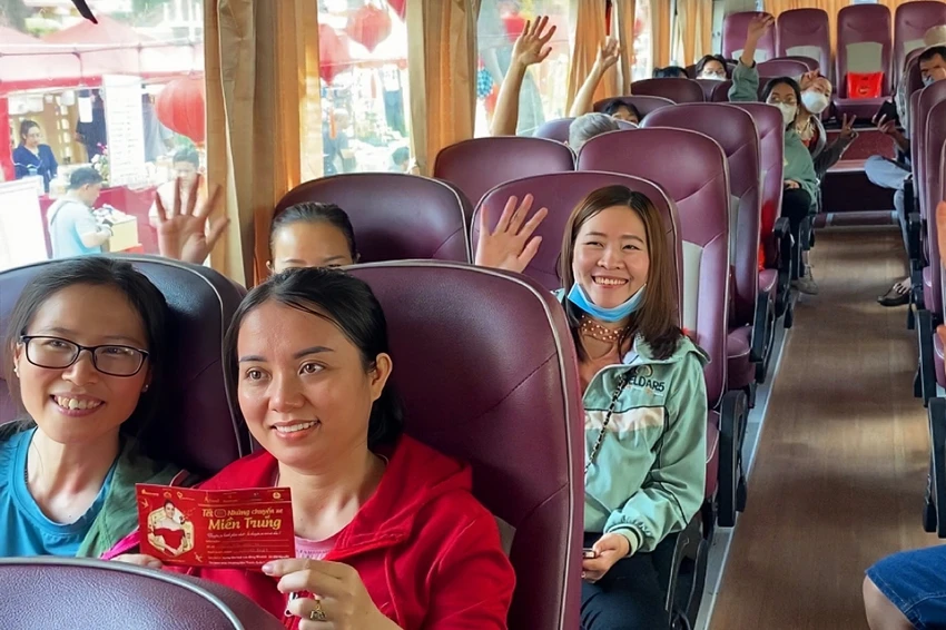 Công nhân phấn khởi về quê đón Tết. Ảnh: TÚ NGÂN Công nhân phấn khởi về quê đón Tết. Ảnh: TÚ NGÂN