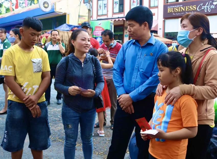 Ông Phạm Chí Tâm, Phó Chủ tịch LĐLĐ TP.HCM chúc mừng năm mới và tiễn người lao động về quê. Ảnh: TÚ NGÂN Ông Phạm Chí Tâm, Phó Chủ tịch LĐLĐ TP.HCM chúc mừng năm mới và tiễn người lao động về quê. Ảnh: TÚ NGÂN