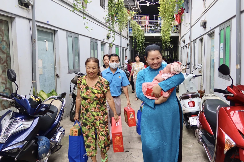Bà Lê Thị Kim Thúy (Phó Chủ tịch LĐLĐ TP.HCM) đi thăm hỏi và trao quà Tết đến từng phòng. Ảnh: TRẦN MINH Bà Lê Thị Kim Thúy (Phó Chủ tịch LĐLĐ TP.HCM) đi thăm hỏi và trao quà Tết đến từng phòng. Ảnh: TRẦN MINH