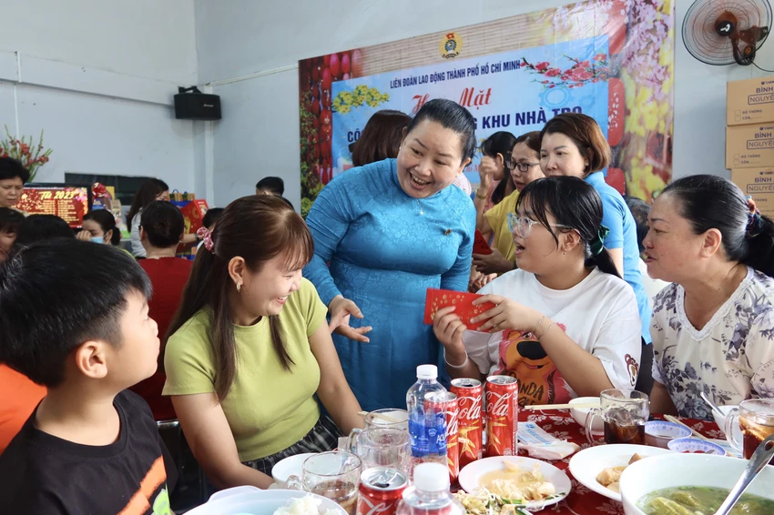 Gia đình chị Hiền cười nói vui vẻ khi được hỏi thăm và trao quà Tết. Ảnh: TRẦN MINH Gia đình chị Hiền cười nói vui vẻ khi được hỏi thăm và trao quà Tết. Ảnh: TRẦN MINH