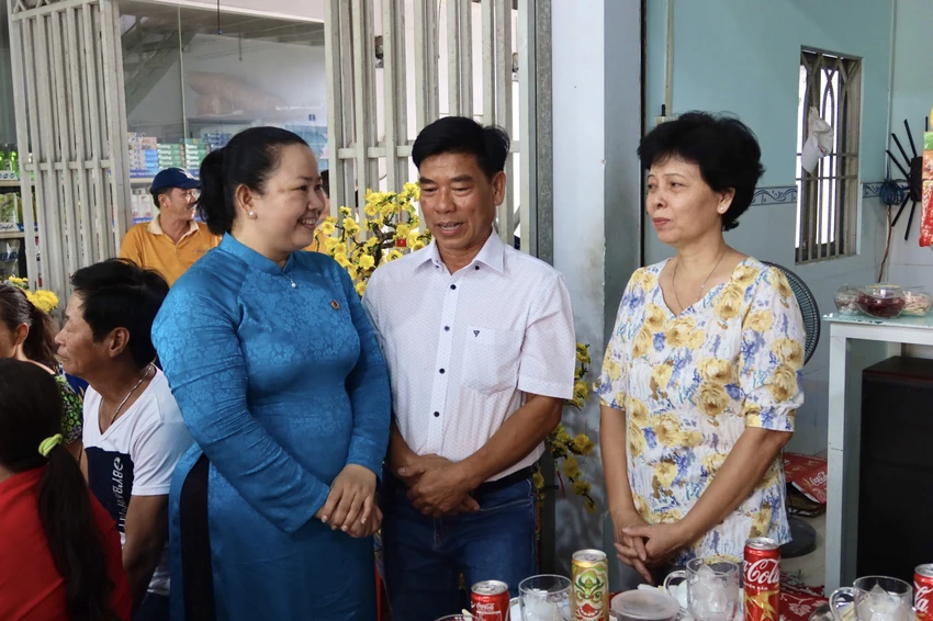 Bà Lê Thị Kim Thúy thăm hỏi và cảm ơn gia đình chủ nhà trọ ông Nguyễn Thành Tâm đã có những hoạt động quan tâm đến đời sống người lao động. Ảnh: TRẦN MINH Bà Lê Thị Kim Thúy thăm hỏi và cảm ơn gia đình chủ nhà trọ ông Nguyễn Thành Tâm đã có những hoạt động quan tâm đến đời sống người lao động. Ảnh: TRẦN MINH