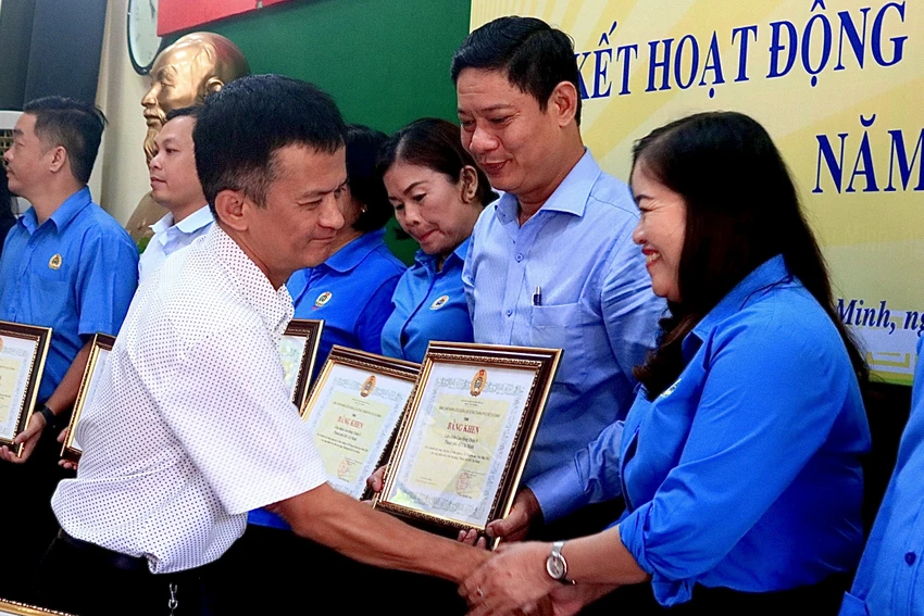 Đại diện Liên đoàn Lao động TP.HCM trao giấy khen cho các cấp công đoàn cơ sở hoàn thành nhiệm vụ chăm lo Tết năm 2023. Ảnh: T.N Đại diện Liên đoàn Lao động TP.HCM trao giấy khen cho các cấp công đoàn cơ sở hoàn thành nhiệm vụ chăm lo Tết năm 2023. Ảnh: T.N