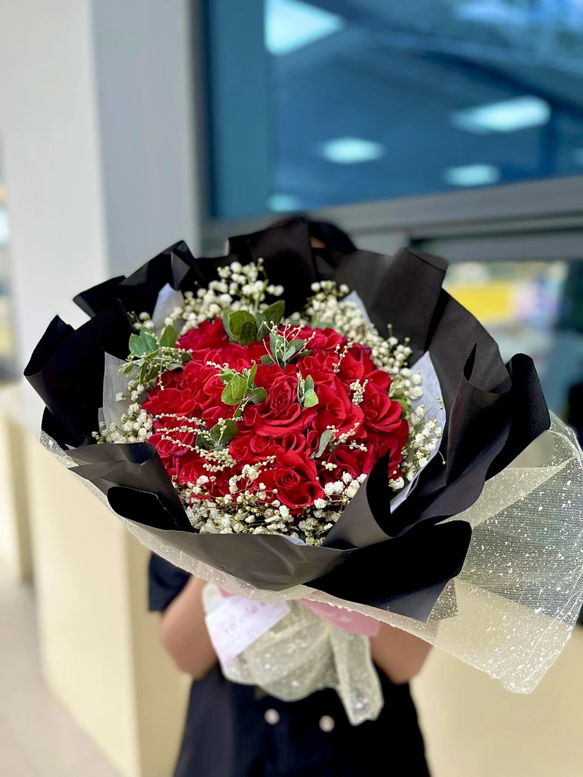 Hoa hồng tượng trưng cho tình yêu trong dịp Valentine là món quà quen thuộc được nhiều người lựa chọn. Ảnh: T.N Hoa hồng tượng trưng cho tình yêu trong dịp Valentine là món quà quen thuộc được nhiều người lựa chọn. Ảnh: T.N