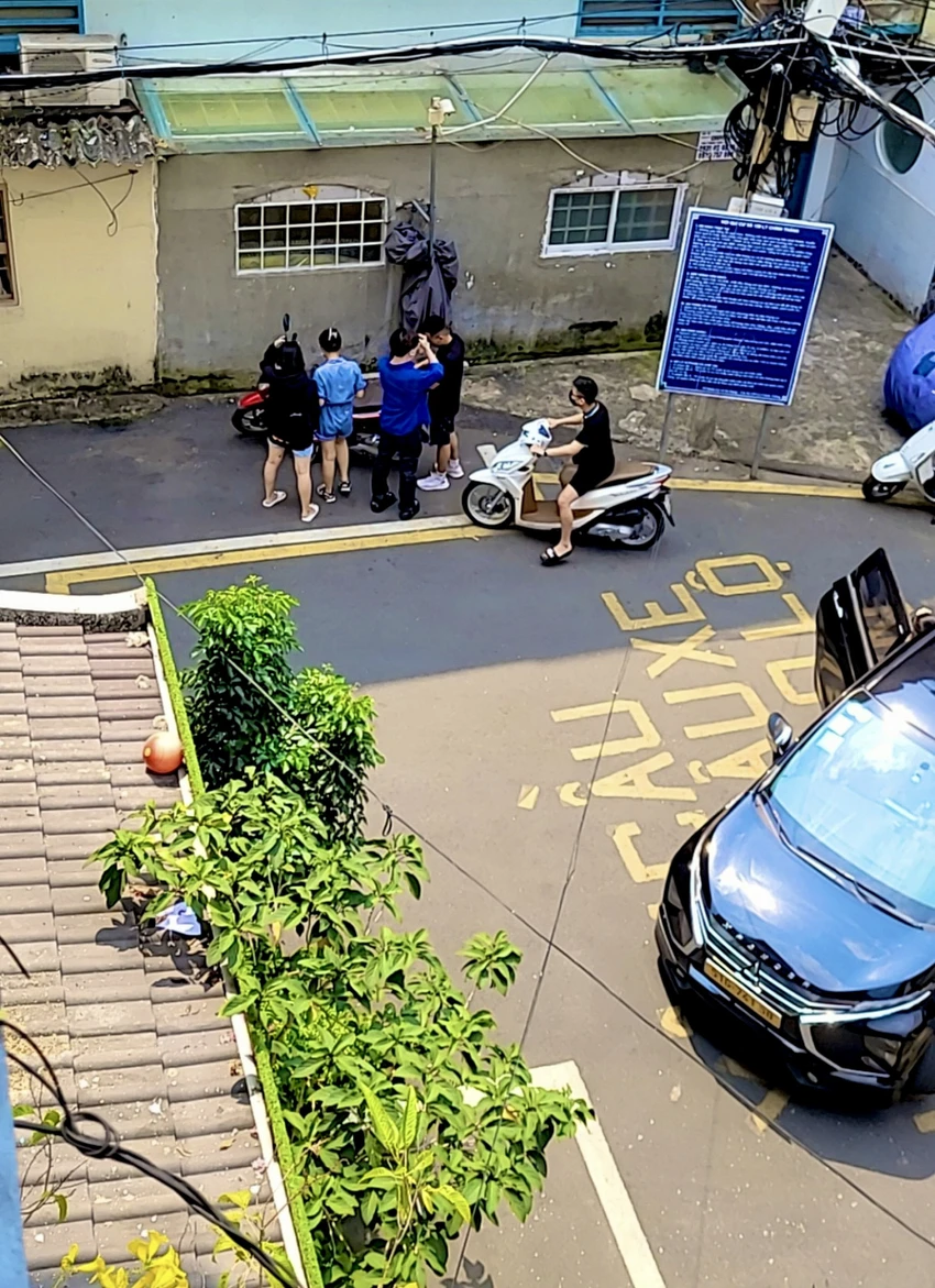 Bà Thu chỉ rõ những chỗ bạn trẻ đứng chụp ảnh gây phiền hà cho người dân. Ảnh: TÚ NGÂN Bà Thu chỉ rõ những chỗ bạn trẻ đứng chụp ảnh gây phiền hà cho người dân. Ảnh: TÚ NGÂN