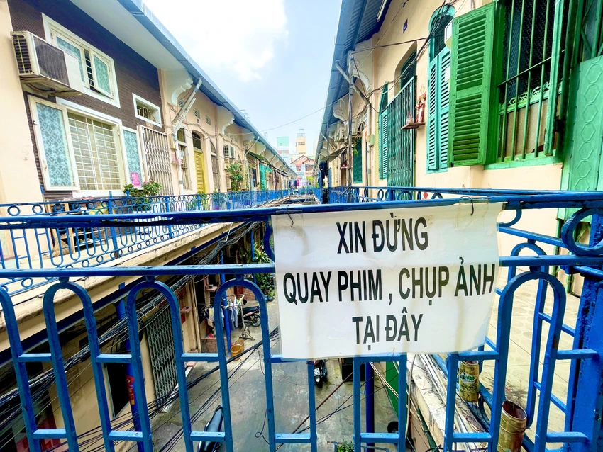 Tấm bảng được treo tại lối đi của chung cư để không bị làm phiền. Ảnh: TÚ NGÂN Tấm bảng được treo tại lối đi của chung cư để không bị làm phiền. Ảnh: TÚ NGÂN