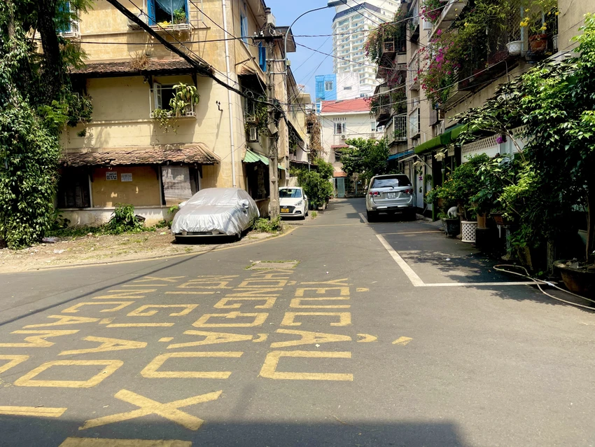 Địa điểm check-in "hot" tại con hẻm giờ đã yên tĩnh.
