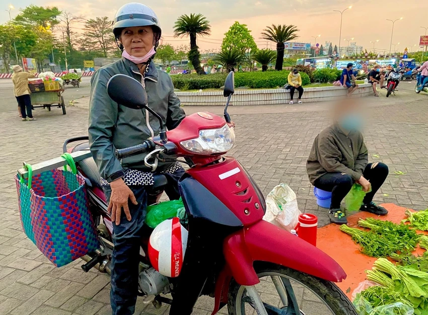 Bà Hồ Thị Tám đang tất bật giao những chuyến hàng. Ảnh: T.N Bà Hồ Thị Tám đang tất bật giao những chuyến hàng. Ảnh: T.N