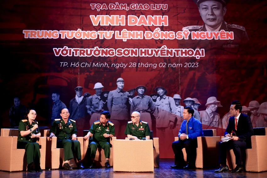 Tại buổi giao lưu, các đại biểu đã cùng nhau ôn lại cuộc đời, sự nghiệp cách mạng và những cống hiến to lớn của Trung tướng Đồng Sỹ Nguyên. Ảnh: TÚ NGÂN Tại buổi giao lưu, các đại biểu đã cùng nhau ôn lại cuộc đời, sự nghiệp cách mạng và những cống hiến to lớn của Trung tướng Đồng Sỹ Nguyên. Ảnh: TÚ NGÂN