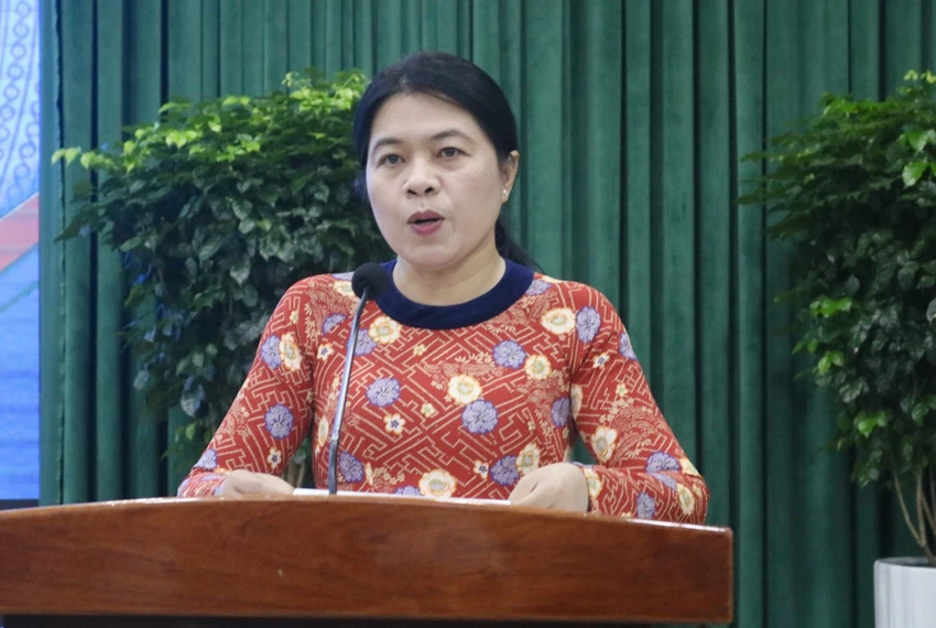 Bà Nguyễn Trần Phượng Trân, Chủ tịch Hội liên hiệp phụ nữ TP.HCM báo cáo tại hội nghị. Ảnh: T.N Bà Nguyễn Trần Phượng Trân, Chủ tịch Hội liên hiệp phụ nữ TP.HCM báo cáo tại hội nghị. Ảnh: T.N