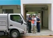 Bị bắt vì ăn nơi công cộng, bất chấp lệnh giãn cách xã hội
