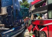 2 ô tô tông nhau, 1 phụ nữ đứng chờ xe buýt tử vong
