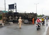 Xe ben chở đất lật ngang quốc lộ, hàng ngàn ô tô kẹt cứng 