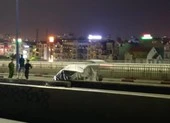 Ô tô BMW bị gỡ biển số, trùm bạt kín nằm trên cầu Sài Gòn