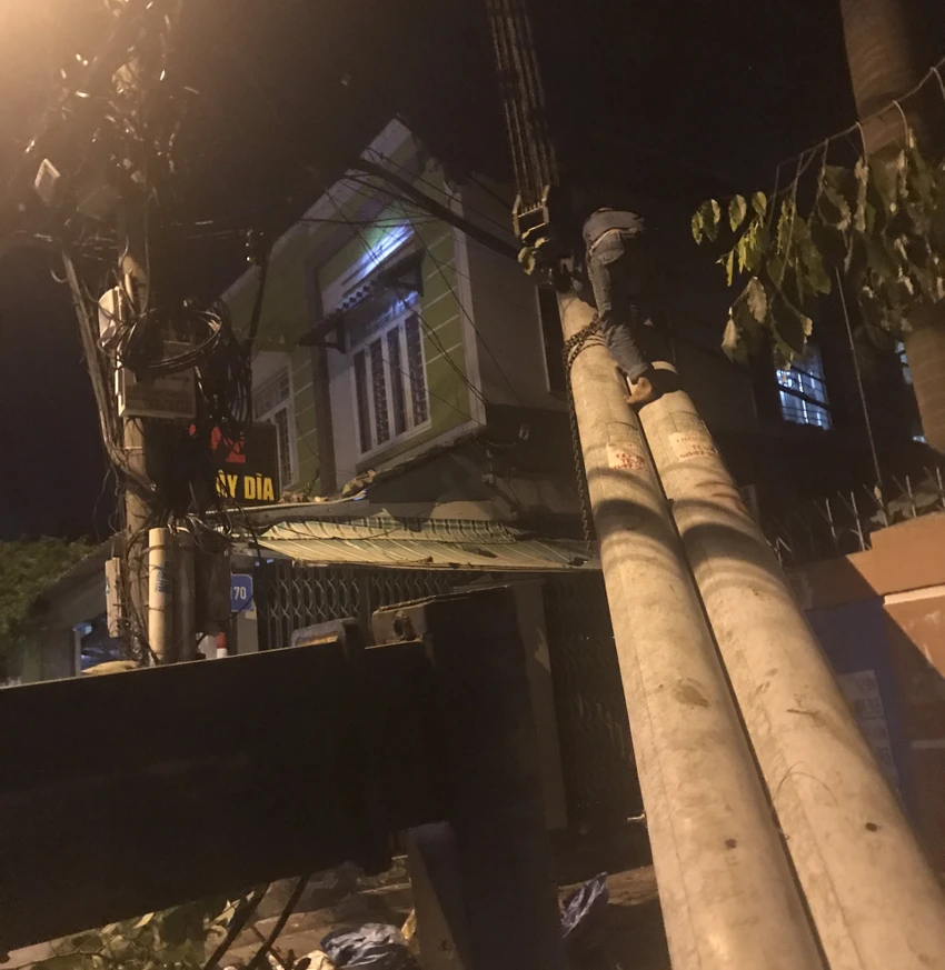 Trụ điện ngã vào nhà, cả gia đình tháo chạy trong đêm ảnh 1 Trụ điện ngã vào nhà, cả gia đình tháo chạy trong đêm ảnh 1