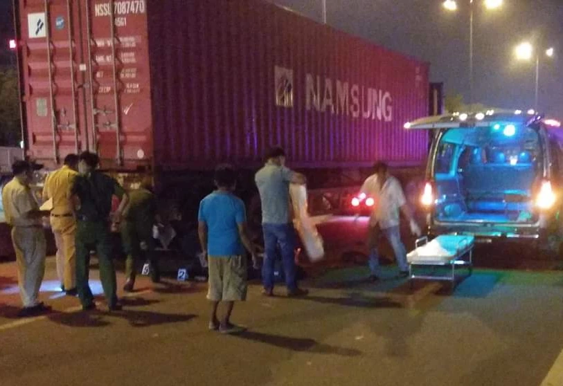 Xe container đi trong làn xe máy gây tai nạn, 1 người tử vong ảnh 1 Xe container đi trong làn xe máy gây tai nạn, 1 người tử vong ảnh 1