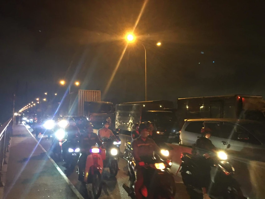 6 xe tông liên hoàn, cầu Phú Mỹ kẹt hơn 3 tiếng đồng hồ ảnh 2 6 xe tông liên hoàn, cầu Phú Mỹ kẹt hơn 3 tiếng đồng hồ ảnh 2