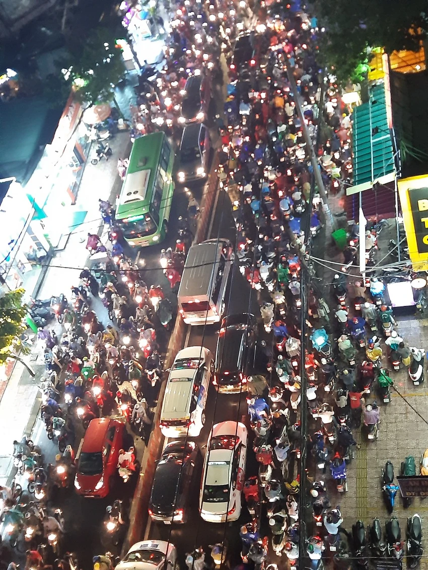 Nhiều giờ đồng hồ 'chôn chân' trên đường Huỳnh Tấn Phát ảnh 3