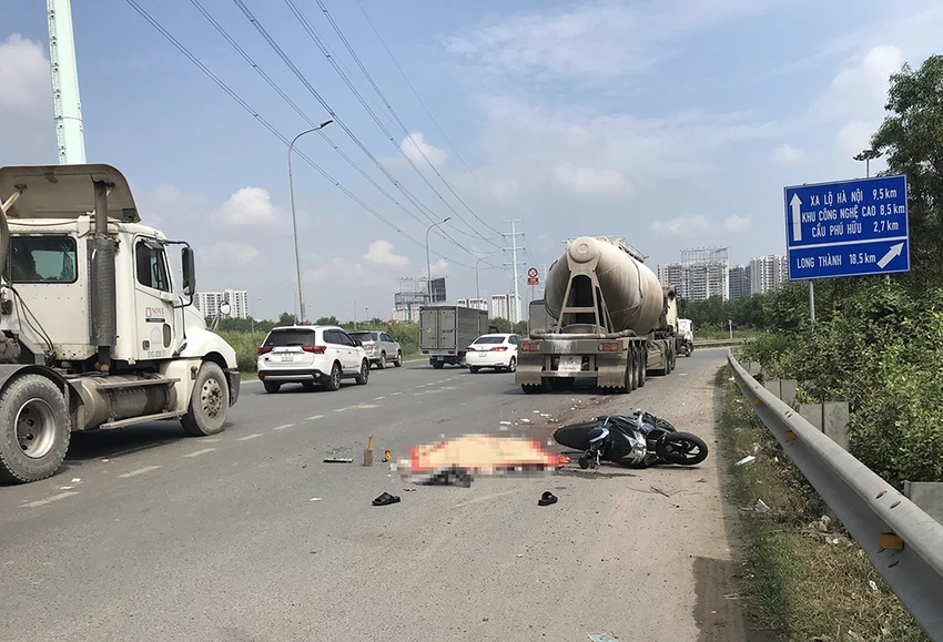 Quận 9: Xe bồn ôm cua cán chết người đi xe máy ảnh 1