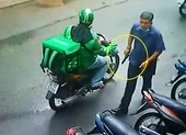 Clip ghi cảnh 1 người rút súng, lên đạn dọa dân ở TP.HCM