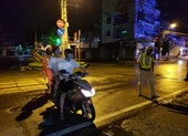 Dù mua hàng hóa thiết yếu mà ra đường quá số người cần thiết, coi chừng bị phạt