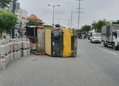 Xe tải chở gas lật trên đường Phạm Văn Đồng