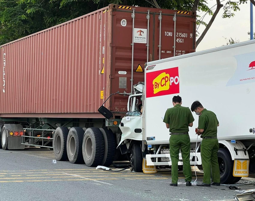 Công an khám nghiệm hiện trường, điều tra nguyên nhân vụ tai nạn. Ảnh: CM Công an khám nghiệm hiện trường, điều tra nguyên nhân vụ tai nạn. Ảnh: CM