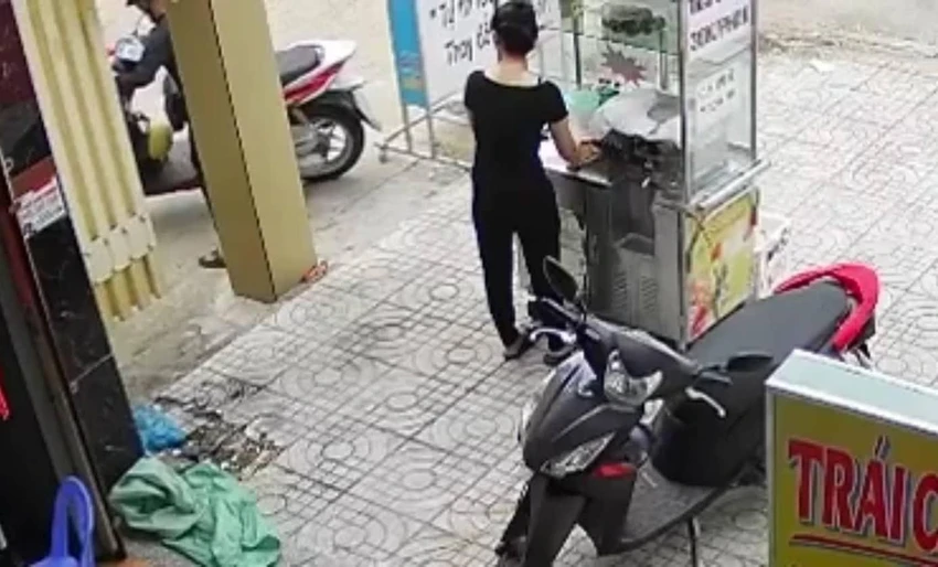 Kể gian ngang nhiên lấy trộm xe máy trước mặt người bán đồ ăn sáng. Ảnh: cắt từ clip Kể gian ngang nhiên lấy trộm xe máy trước mặt người bán đồ ăn sáng. Ảnh: cắt từ clip