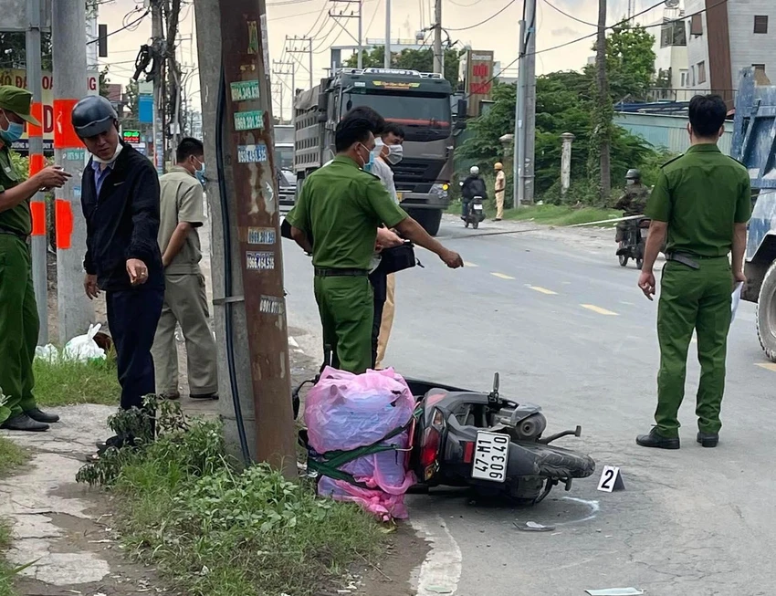 Hiện trường vụ tai nạn khiến một cô gái tử vong. Ảnh: TS Hiện trường vụ tai nạn khiến một cô gái tử vong. Ảnh: TS