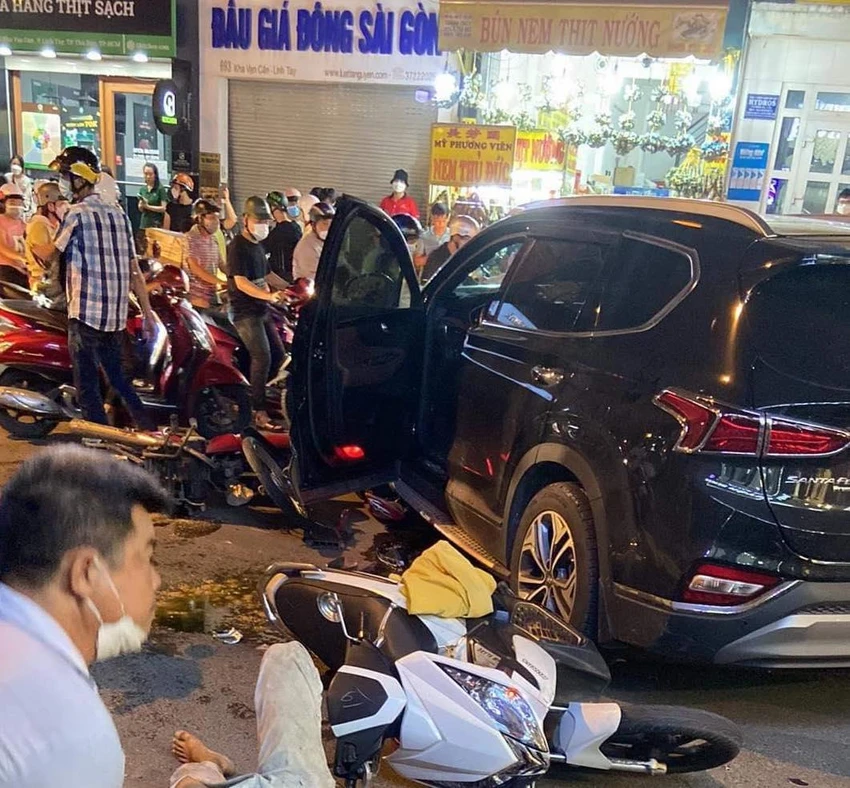 Nhiều xe máy bị ô tô tông khiến ba người bị thương nặng. Ảnh: CM Nhiều xe máy bị ô tô tông khiến ba người bị thương nặng. Ảnh: CM