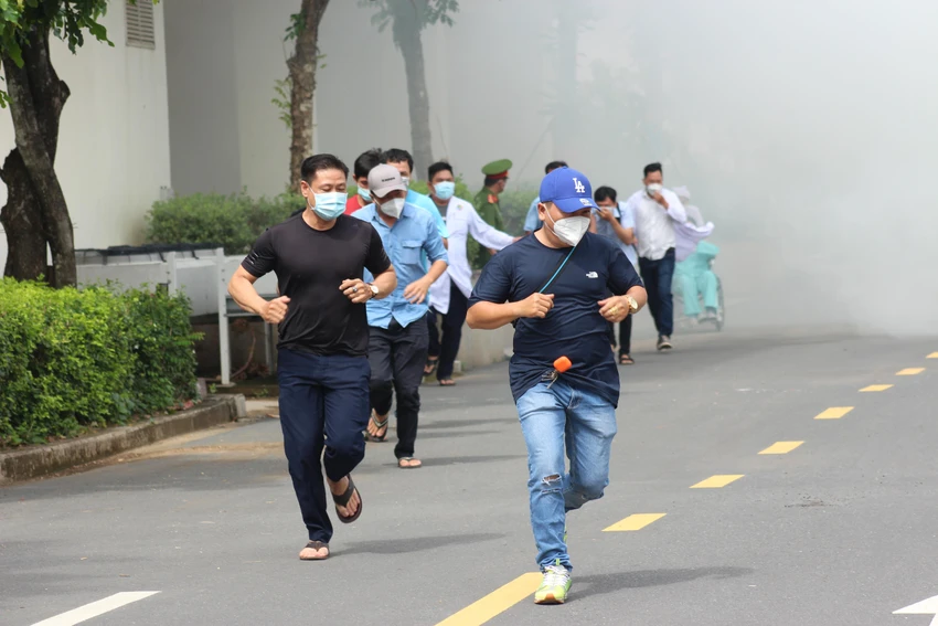 Nhiều người rời khỏi đám cháy khi có chuông báo cháy. Ảnh: TS Nhiều người rời khỏi đám cháy khi có chuông báo cháy. Ảnh: TS