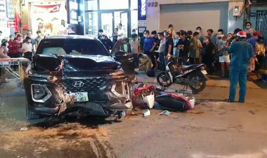 Xe ô tô cũng hư hỏng nặng sau tai nạn. Ảnh: CM Xe ô tô cũng hư hỏng nặng sau tai nạn. Ảnh: CM
