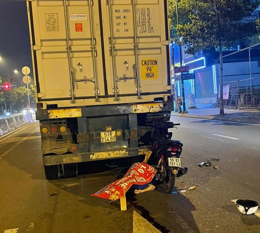 Hiện trường xe máy tông đuôi container khiến thanh niên 20 tuổi tử vong. Ảnh: CM Hiện trường xe máy tông đuôi container khiến thanh niên 20 tuổi tử vong. Ảnh: CM
