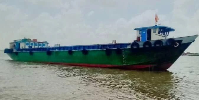 Sà lan liên quan đến vụ tai nạn khiến hai người tử vong trên sông Sài Gòn. Ảnh: TS Sà lan liên quan đến vụ tai nạn khiến hai người tử vong trên sông Sài Gòn. Ảnh: TS