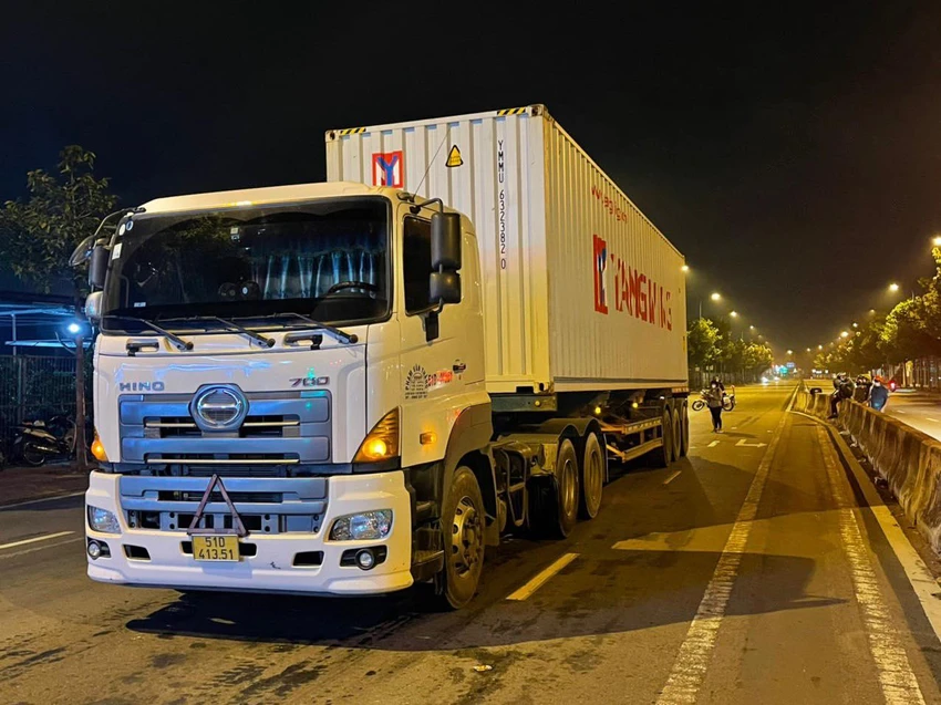 Xe container liên quan đến vụ việc lưu thông ở làn ô tô. Ảnh: CM Xe container liên quan đến vụ việc lưu thông ở làn ô tô. Ảnh: CM