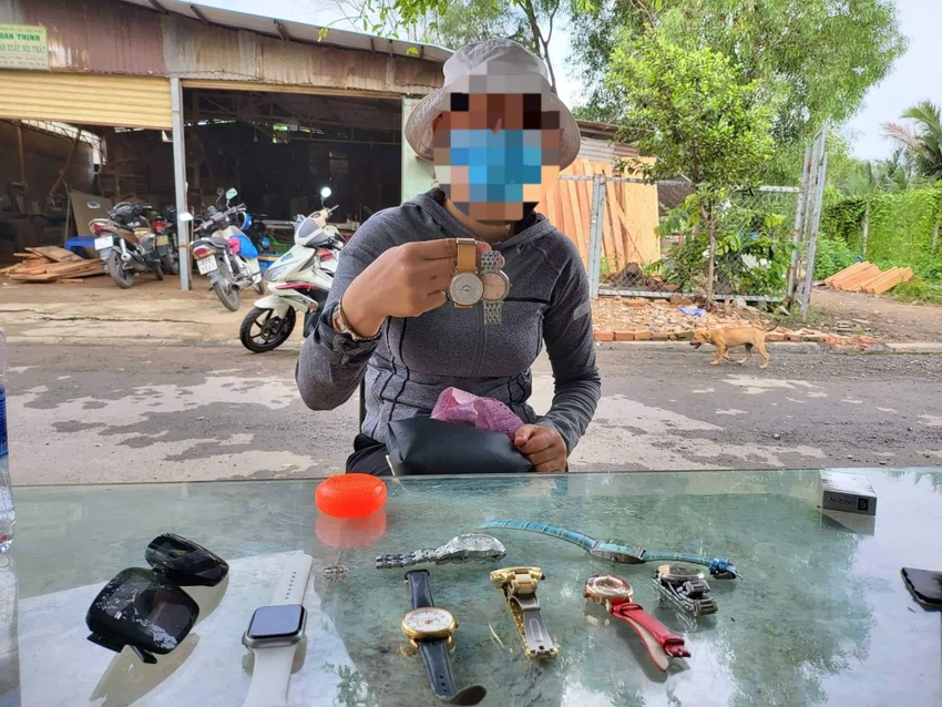 Bà HTBC nhận lại đồng hồ, nhẫn từ đại diện đoàn cưỡng chế đến trao trả. Ảnh: TS
