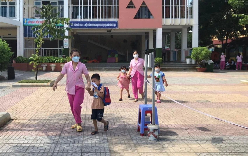 Các em học sinh được đón về sau khi thầy cô gọi điện. Ảnh: PHẠM ANH Các em học sinh được đón về sau khi thầy cô gọi điện. Ảnh: PHẠM ANH