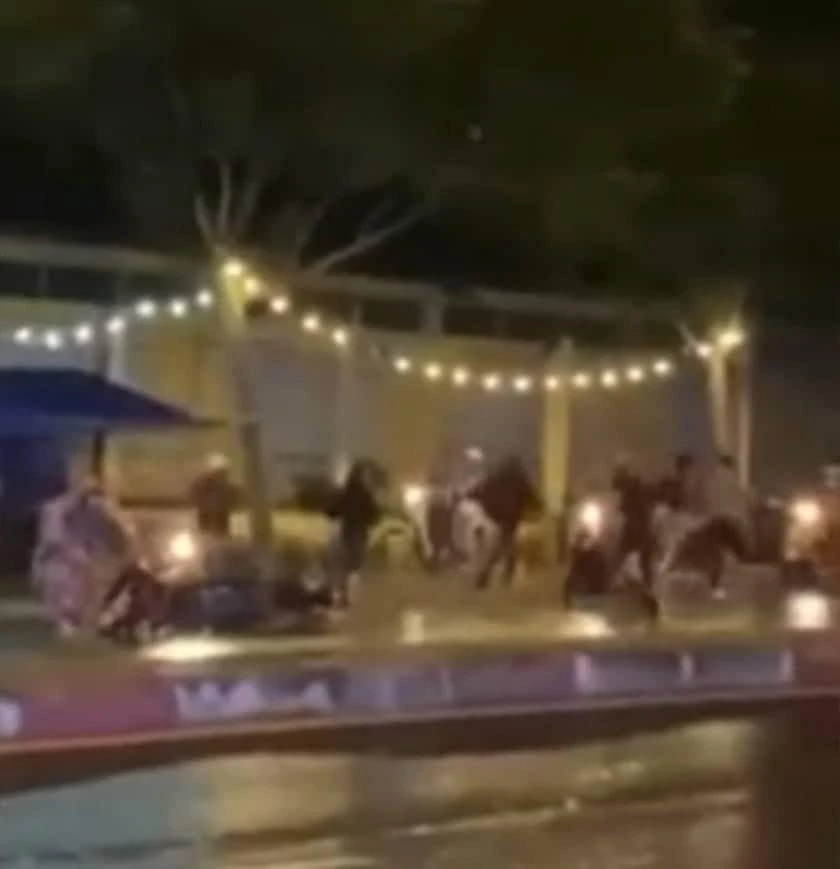 Nhóm này gây rối, đập phá và chém người tại đường Lê Văn Việt. Ảnh: Cắt từ clip