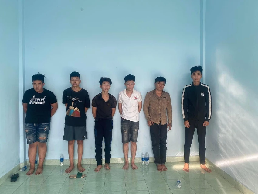 Nhóm người khai hỗn chiến do mẫu thuẫn từ nẹt pô xe. Ảnh: CA Nhóm người khai hỗn chiến do mẫu thuẫn từ nẹt pô xe. Ảnh: CA