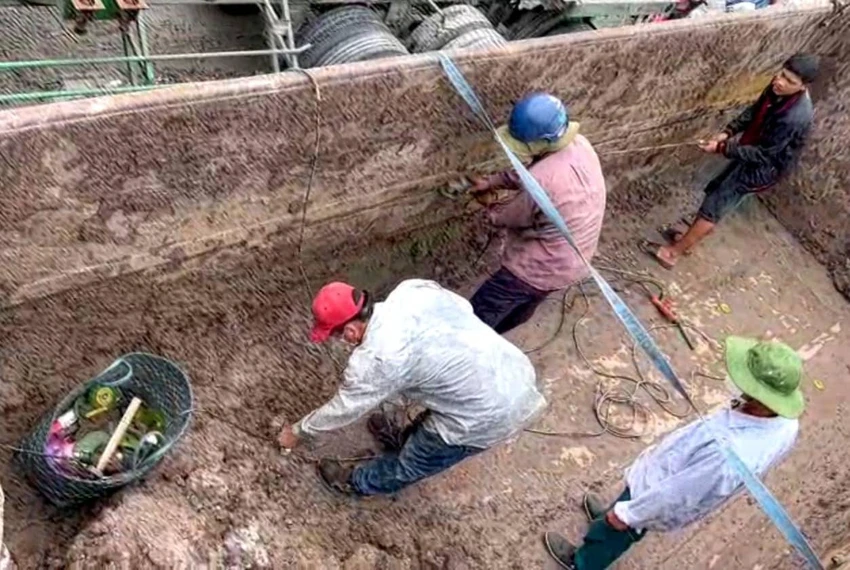 Các công nhân hỗ trợ lực lượng CSGT cắt thùng xe. Ảnh: TS